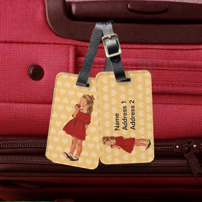 Vintag Little Girl Red Dress Apple Gepäckanhänger (Cute little vintage girl in red dress eating red apple on yellow hearts on luggage tag.)