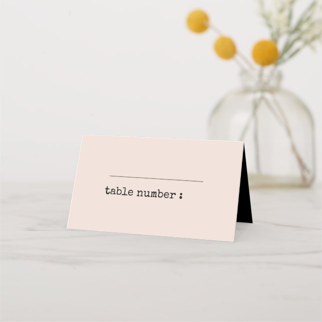 Vintag-minimalistische Schreibmaschinenhochzeit Platzkarte (Vorderseite)