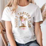 Vintag Mocha Mouse "Sunset Chasers Club" T-Shirt<br><div class="desc">Begleiten Sie das Abenteuer mit dem Vintagen Mocha Mouse "Sunset Chasers Club" T - Shirt. Dieses spielerische Design besticht durch eine reizende, mochafarbene Maus, die die goldene Stunde genießt, das Set vor einem Retro-Sonnenuntergang. Ideal für Sonnenuntergangsliebhaber, Träumer und alle, die den schönsten Momenten des Lebens nachgehen. Die Vintag inspirierten Farben...</div>