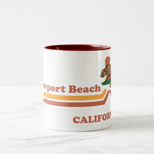 Vintag Newport Beach California Zweifarbige Tasse (Mittel)