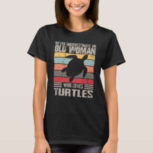 Vintag nie eine alte Frau unterschätzen, die Liebe T-Shirt