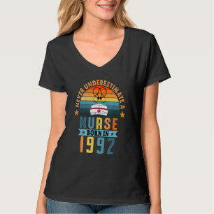 Vintag nie eine Krankenschwester unterschätzen Geb T-Shirt