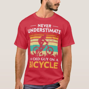 Vintag nie einen alten Typ auf einem Fahrrad unter T-Shirt
