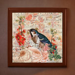 Vintag Orange Blue Floral Bird Musical Ephemere Erinnerungskiste<br><div class="desc">Dieses Design zeigt Vintage Ephemerien - oder Gegenstände, die einen vorübergehenden Moment in der Zeit einfangen - eines dunkelblauen Singvogels mit orangen, erröteten und cremefarbenen Blume vor einem musikalischen Partiturhintergrund. Diese Collage ist eine farbenfrohe Erinnerung, schöne Gegenstände und Momente zu genießen, wie sie kommen, mit Bildern, die denen eines "Junk...</div>