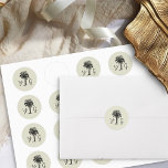 Vintag Palm Mit Monogramm Wedding Runder Aufkleber<br><div class="desc">Vintage Palmen mit Monogramm Aufkleber für Hochzeitsfeiern Umschlag Aufkleber, Gefallen etc. Elegantes und einfaches Design mit 2 Palmen, viel Platz zum Atmen und den Initialen von Braut und Bräutigam. Bitte stöbern Sie in meiner Vintagen Palm Wedding Kollektion für die Koordination von Gegenständen oder schreiben Sie mir, um zusätzliche Stücke hinzuzufügen,...</div>