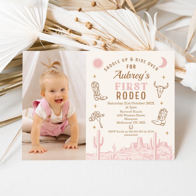 Vintag Pink Foto Cowgirl First Rodeo Geburtstag Einladung (Cowgirl First Rodeo Birthday Invitation Girl Pink, First Rodeo 1st Birthday Invitation, Pink Desert)