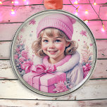 Vintag Pink Little Girl Weihnachten Ornament Aus Metall<br><div class="desc">Hübsches kleines Vintages Mädchen im Winter,  das eine rosa Geschenkboxen Retro nostalgischen Stil Weihnachtsschmuck für diejenigen,  die wie ein altmodisches Weihnachtsfest hält.</div>