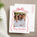 Vintag Red Bow Frohe Weihnachts-Foto Feiertagspostkarte<br><div class="desc">Feiern Sie die Urlaubssaison mit dieser bezaubernden Weihnachtspostkarte mit dem Foto Ihrer Familie, gerahmt von einem festlichen roten Bogen und Band auf einem knusprigen weißen Hintergrund. "Frohe Weihnachten" ist elegant geschrieben in einem bezaubernden roten handgeschriebenen Drehbuch, mit Platz, um Ihren Familiennamen unten zu personalisieren. Auf der Rückseite der Postkarte wird...</div>