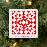 Vintag Red Christmas Geometric Quilt Personalisier Keramikornament<br><div class="desc">Dekorieren Sie Ihren Baum mit diesem stilvollen Keramik-Ornament,  das ein klassisches Rot-Weiß-Cover-Design aufweist und mit Ihrem Namen und Jahr personalisiert ist. Ein tolles Geschenk für Quilter und Quilt-Liebhaber.</div>