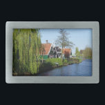Vintag Red Green Zaanse Schans Niederländisches Ho Rechteckige Gürtelschnalle<br><div class="desc">Besuchen Sie die berühmten Holzhäuser des Freilichtmuseums Zaanse Schans, wenn Sie in den Ferien oder im Urlaub in Holland sind. Das sind echte original Holzhäuser des Goldenen Zeitalters Hollands. Diese Architektur ist so holländisch, wie sie ist. Vorbereitet für viel Grün, Rot und Weiß. Die Region Zaan leitet sich vom Fluss...</div>