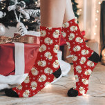Vintag Retro Santa Claus Red Christmas Pattern Socken<br><div class="desc">Treten Sie ein in die Weihnachtsnostalgie mit diesen Vintagen Retro-Socken des Weihnachtsmanns Rot. Mit einem zeitlosen Santa Claus Design-Set vor einem roten Hintergrund,  bringen diese Socken festlichen Beifall mit einer klassischen Drehung. Ideal für gemütliche Wintertage,  Feierlichkeiten oder als einzigartiges Weihnachtsgeschenk für Lieben.</div>