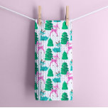 Vintag Retro Weihnachtsmann auf Weiß Geschirrtuch<br><div class="desc">Mit diesem Retro-Weihnachtshandtuch aus Rentieren fügen Sie Ihrer Ferienküche eine Touch von kindischer Nostalgie hinzu. Mit einer charmanten Rentier-Illustration in sanften Pastellfarben von Aquas, Grüntönen und Pinks bringt dieses Handtuch ein spielerisches und festliches Ambiente in Ihren kulinarischen Bereich. Das Retro-Design erinnert an die Wärme und Nostalgie und macht das Trocknen...</div>