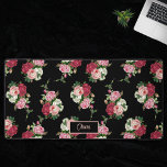 Vintag rosa Rosen mit Name/Schwarz Hintergrund Schreibtischunterlage<br><div class="desc">Schöne Sprays mit Vintagen rosa,  rot-weißen Rose und grünem Blattwerk in wiederholbaren Farbmustern auf transparentem Hintergrund (schwarz in Probe). Personalisieren Sie Ihre Daten mit Ihrem Namen oder Monogramm.</div>