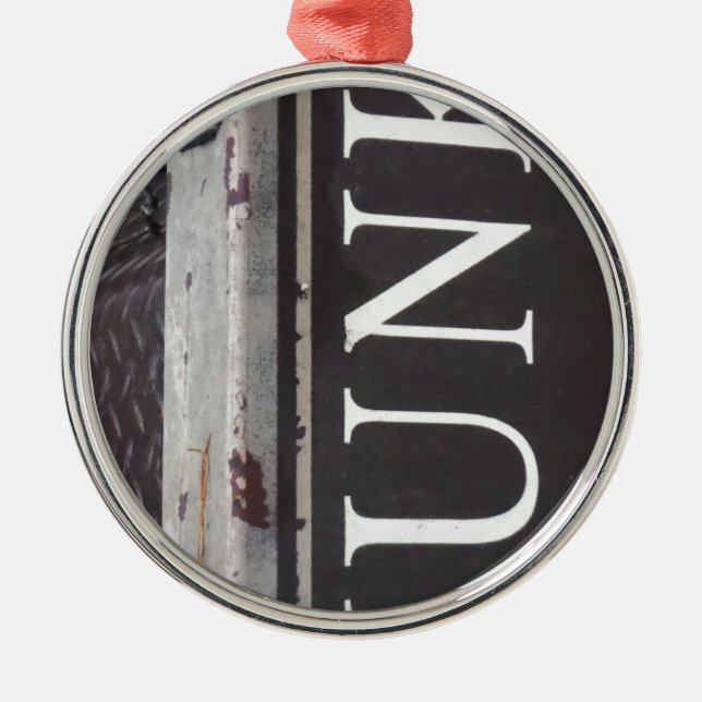 Vintag-Schlepptagebahn JUNK SIGN Silbernes Ornament (Vorne)