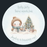 Vintag Snowman Blue Christmas 1. Geburtstag Runder Aufkleber<br><div class="desc">Niedliche Weihnachtsaufkleber mit einem bezaubernden Schneemann und Weihnachtsbaum in Blau mit Vintagen Farben. Personalisieren Sie den Text einfach. Sie können es nicht nur zum 1. Geburtstag benutzen. :) - Kate Eden Art</div>