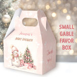 Vintag Snowman Christmas Girl Babydusche Klein Geschenkschachtel<br><div class="desc">Niedliche Weihnachts-Girl-Baby-Dusche kleine Gable-Gefälligkeitsboxen mit einem schönen Schneemann,  Weihnachtsbaum mit Geschenken und Schnee in rot mit Vintagen Farben. Sie können aus 3 Größen dieser Gable-Vorzugboxen wählen - Kate Eden Art</div>