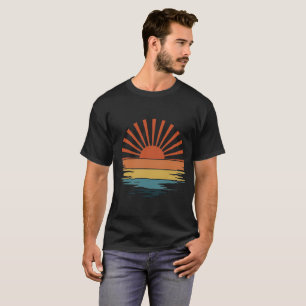 "Vintag Sunset Horizon - Retro Beach Vibes" T-Shirt