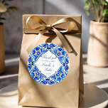 Vintag Talavera Azulejo Gastgeschenk Hochzeit Runder Aufkleber<br><div class="desc">Vintag Talavera Azulejo mediterrane blauen und weißen Fliesen Hochzeit gedruckt danke Ihnen für Aufkleber Vorlage personalisiert Gutes für Aufkleber Braut und Bräutigam Namen Gunnar Aufkleber</div>