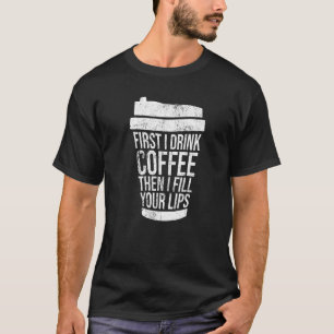 Vintag trinke ich Kaffee zuerst als ich die Lippen T-Shirt