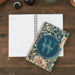 Vintag William Morris Floral Monogram Planer<br><div class="desc">Dieses schlichte und dennoch elegante Design besticht durch ein elegantes William Morris inspiriertes Blumenmuster in aquamariner, cremefarbener und roter Farbe auf marineblau-blauem Hintergrund. Behalt deinen Terminkalender und Termine mit Stil. Fügen Sie einen Namen hinzu, um ihn zu personalisieren. Macht ein großartiges Weihnachts- oder Muttertagsgeschenk. Erstellt von der einfachen Farmhouse Press....</div>