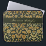 Vintag William Morris Gold Floral Laptopschutzhülle<br><div class="desc">Dieses schlichte und dennoch elegante Design besticht durch ein von William Morris inspiriertes Bräunungs-, Gold- und Schwarz-Blütenmuster. Schützen Sie Ihren Laptop oder Ihr Tablett im Stil! Fügen Sie einen Namen hinzu, um ihn zu personalisieren. Macht ein großartiges Weihnachts- oder Muttertagsgeschenk. Erstellt von der einfachen Farmhouse Press.</div>