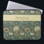 Vintag William Morris Spring Floral Laptopschutzhülle<br><div class="desc">Dieses Blumendesign verleiht Stil und Anmut mit seinem Vintagen,  von William Morris inspirierten Design. Der aquamarine,  marinierte,  cremefarbene und rostfarbene Hintergrund hat das Gefühl eines antiken Wandteppichs. Schützen Sie Ihren Laptop oder Ihr Tablett stilvoll. Fügen Sie einen Namen hinzu,  um ihn zu personalisieren. Macht ein großartiges Weihnachts- oder Muttertagsgeschenk.</div>
