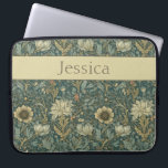Vintag William Morris Spring Floral Laptopschutzhülle<br><div class="desc">Dieses Blumendesign verleiht Stil und Anmut mit seinem Vintagen,  von William Morris inspirierten Design. Der aquamarine,  marinierte,  cremefarbene und rostfarbene Hintergrund hat das Gefühl eines antiken Wandteppichs. Schützen Sie Ihren Laptop oder Ihr Tablett stilvoll. Fügen Sie einen Namen hinzu,  um ihn zu personalisieren. Macht ein großartiges Weihnachts- oder Muttertagsgeschenk.</div>