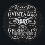 Vintage 1951 Man Myth Legend 70th Birthday Große Wanduhr<br><div class="desc">Mit diesem niedlichen und farbenfrohen Design machen Sie Ihre Geburtstagsfeier noch attraktiver. Eine perfekte Ergänzung für Ihre Geburtstagskollektion. Ein Muss Kleidung für einen Geburtstagsfeier tragen.</div>