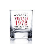Vintage 50. Geburtstagsparty Whiskyglas<br><div class="desc">Ein lustiges Whiskey Glas,  um seinen 50. Geburtstag zu feiern. "Take a Shot,  He's Still Hot" und sein Name sind in einfachen modernen Typografie und "Vintag" und das Jahr,  in dem er geboren war,  sind in einem Retro-roten Schriftart.</div>