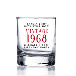 Vintage 60. Geburtstagsparty Whiskyglas<br><div class="desc">Ein lustiges und einzigartiges Whisky Glas zum 60. Geburtstag. "Take a Shot,  He's Still Hot" und sein Name sind in einfachen modernen Typografie und "Vintag" und das Jahr,  in dem er geboren war,  sind in einem Retro-roten Schriftart.</div>
