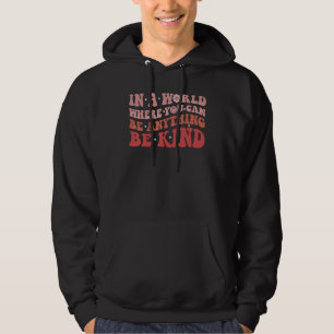 Vintage 70er In einer Welt, in der man alles sein Hoodie