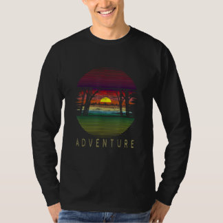 Vintage-Abenteuerreise in der Natur Sonnenuntergan T-Shirt