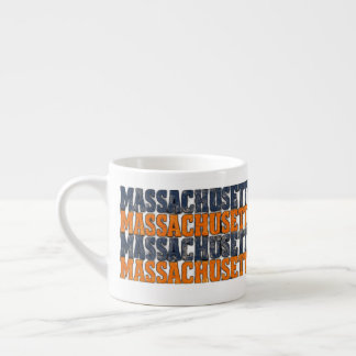 Vintage abgenutzte Massachusetts-gestapelte Typogr Espressotasse
