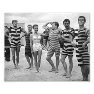 Vintage alberne Männer in Badeanzügen mit Frau Fotodruck