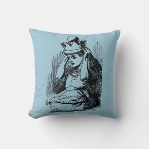 Vintage Alice im Wunderland, Alice mit Königinnenk Kissen