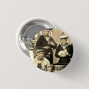 Vintage-Altes-Foto-3-Matrose-halten-Katzen-Pinback Button