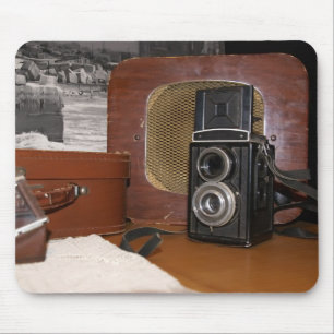 Vintage analoger Camcorder und ein Retro-Radio Mousepad