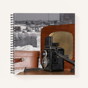 Vintage analoger Camcorder und ein Retro-Radio Notizbuch