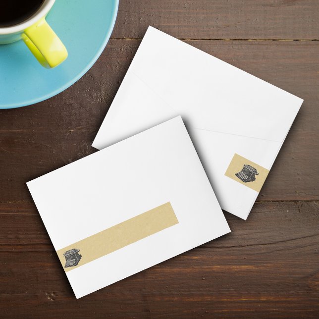 Vintage antike schwarze altmodische Schreibmaschin Rundum-Adressaufkleber (Black and white vintage old time manual typewriter on tan wrap around address labels.)