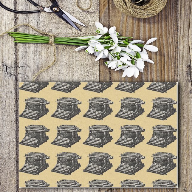 Vintage antike schwarze altmodische Schreibmaschin Seidenpapier (Rows of manual black vintage old fashioned typewriters on tan wrapping tissue paper.)