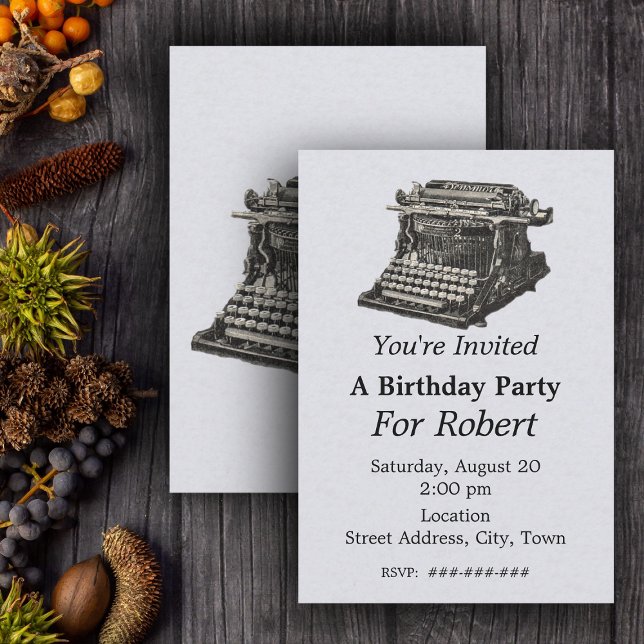 Vintage antike schwarze Schreibmaschine Geburtstag Einladung (Old vintage manual typewriter drawing on light grey birthday party invitations.)