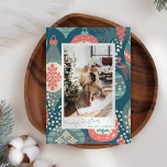 Vintage Aquamarine Weihnachtsschmuck Custom Foto Feiertagskarte<br><div class="desc">Diese Vintage ästhetische Urlaubskarte zeigt Ihr Foto,  umgeben von einem farbenfrohen aquamarinen Blau und einem gedämpften roten Ornament und einer trendigen Schriftzeichen-Typografie.</div>