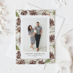 Vintage Aquarellkiefer Cons Foto Weihnachten<br><div class="desc">Feiern Sie die Saison mit einer Weihnachtspostkarte für das Foto mit Aquarelltonnen. Dieses naturlich inspirierte Design hebt die rustikale Schönheit der handbemalten Kiefernfüße hervor und bringt eine Touch der Natur in Ihre Urlaubsstimmung. Die Weihnachtskarte in Aquarellen ist für jeden geeignet, der einen rustikalen, naturbelassenen Urlaub Liebe. Personalisieren Sie Ihre persönlichen...</div>