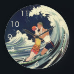 Vintage Art Deco Liebhaber des Kusses in den Welle Große Wanduhr<br><div class="desc">Vintage Illustration Kunst Deko Liebe und Romantik Image mit einem jungen Paar,  das unter dem Surfen umarmt und küsst,  eine Meereswelle am Strand. Künstler: George Barbier,  c. 1921</div>