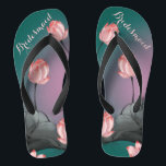 Vintage ästhetische Blumenmuster Bridesmaid-Gesche Flip Flops<br><div class="desc">Diese personalisierten und eleganten Flip-Flops zeichnen sich durch ein ästhetisches Retro-Muster aus rosa Lotus-Blume aus, die auf dunkelgrünem, aquamarinem bis rosa Farbverlauf malen. Die wunderschönen Flip Flops sind ein unvergessliches Geschenk für die Mitglieder der Hochzeitsfeier: Braut, Brautjungfrauen, Brautmutter, Trauzeugin... Sie fügen Ihrem Hochzeitstag, Junggeselinnen-Abschied oder anderen Feierlichkeiten eine stilvolle Glamour...</div>