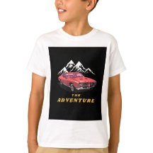 Vintage Auto in der Nähe des Gebirges mit roter Fa