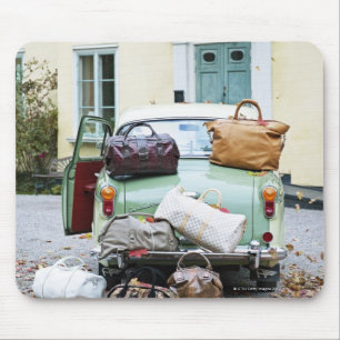 Vintage Auto mit viel Gepäck Mousepad