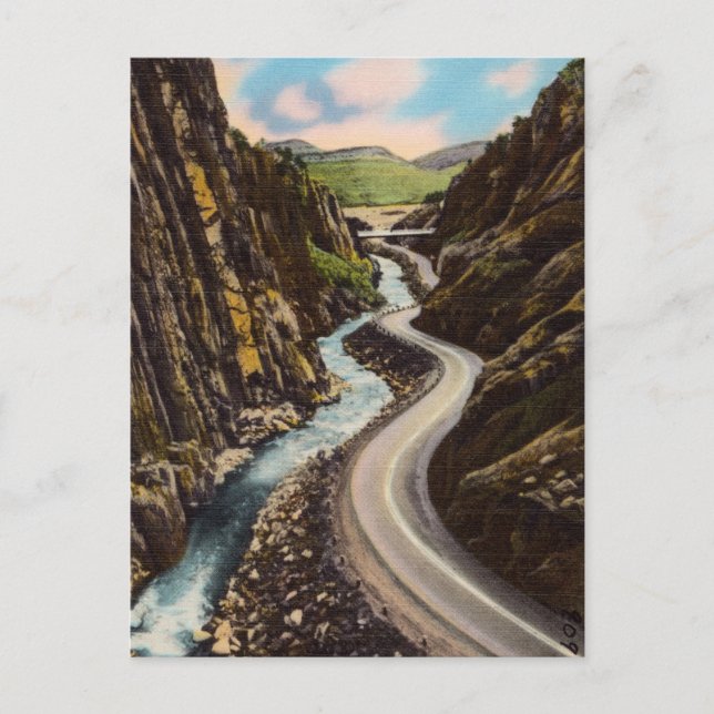 Vintage Autobahn und Fluss durch die Berge Postkarte (Vorderseite)