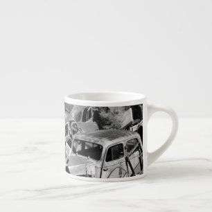 Vintage-Autos, die auf einem Autogelände vor sich Espressotasse