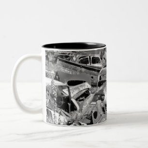 Vintage-Autos, die auf einem Autogelände vor sich Zweifarbige Tasse